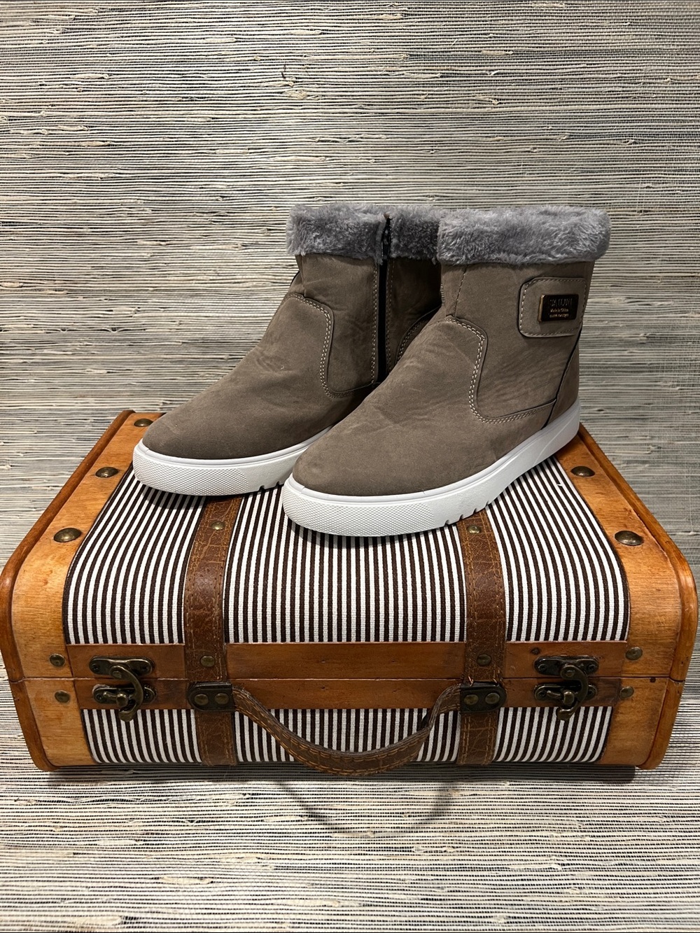 Source Unknown Taupe Suede Ankle Boots with Gray Faux Fur Cuff and White Sole